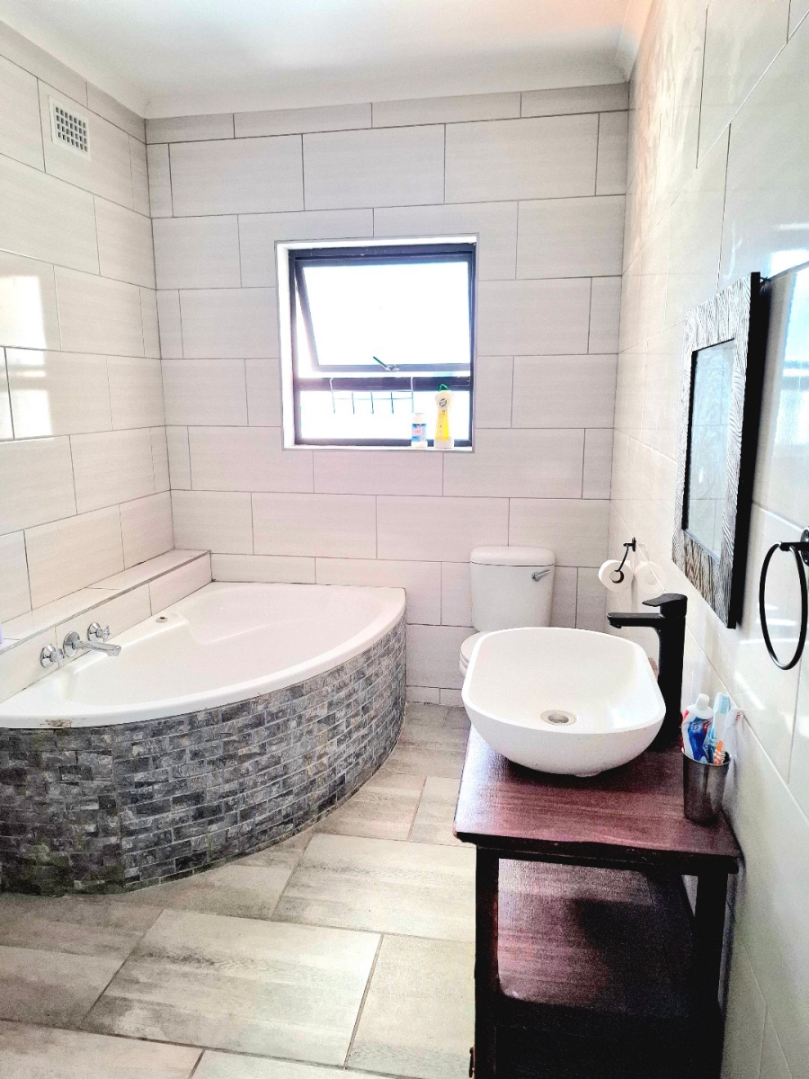 4 Bedroom Property for Sale in Sunkist Estate Western Cape